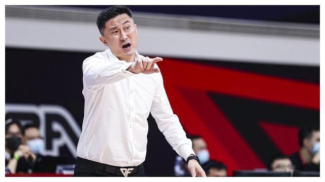 俞白眉导演透露：;为了更好塑造角色，白宇主动提前进组，每天吊威亚训练十余小时，展示了惊人的自制力和敬业精神